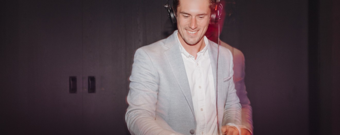 DJ beim Auflegen an seinem Mischpult