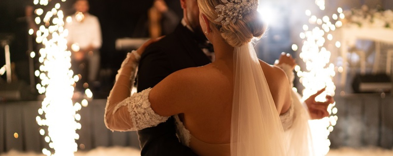 Brautpaar eröffnet Tanzfläche mit Hochzeitstanz