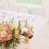 Blumen auf einem Tisch