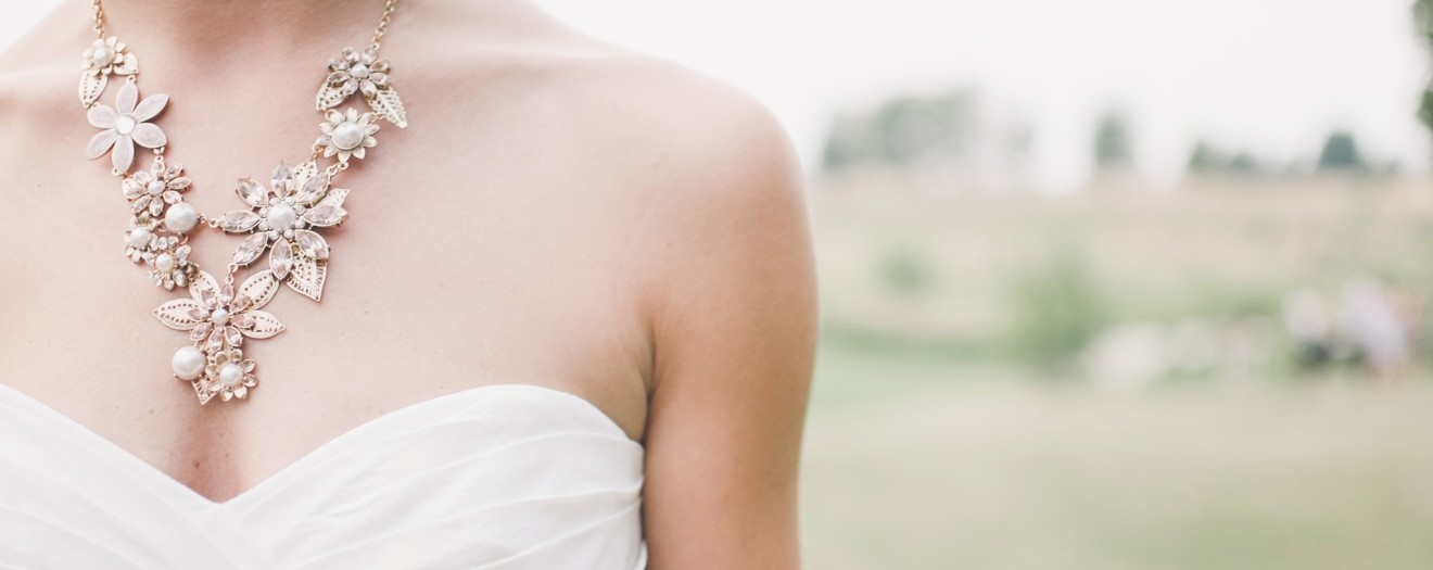 Pberkörper von braut mit weißem Kleid und Kette
