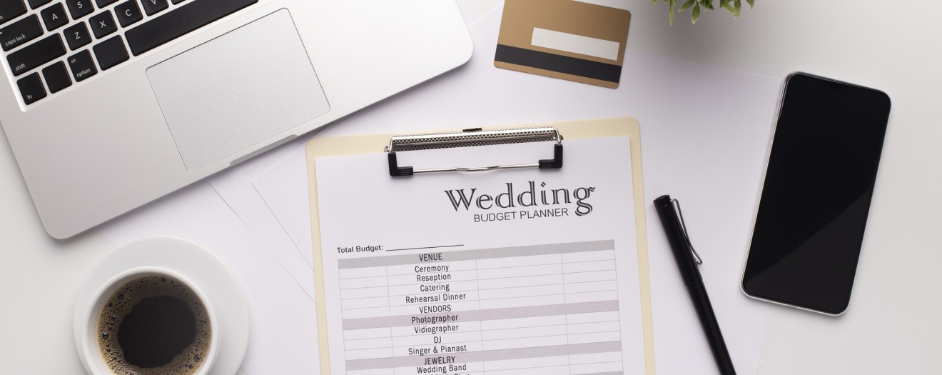 Ein ausgedruckter Budgetplan für die Hochzeit mit aufgelisteten To-Do's