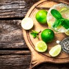 Margarita with pieces of lime.