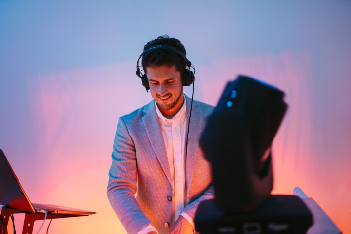 DJ in Anzug beim Auflegen