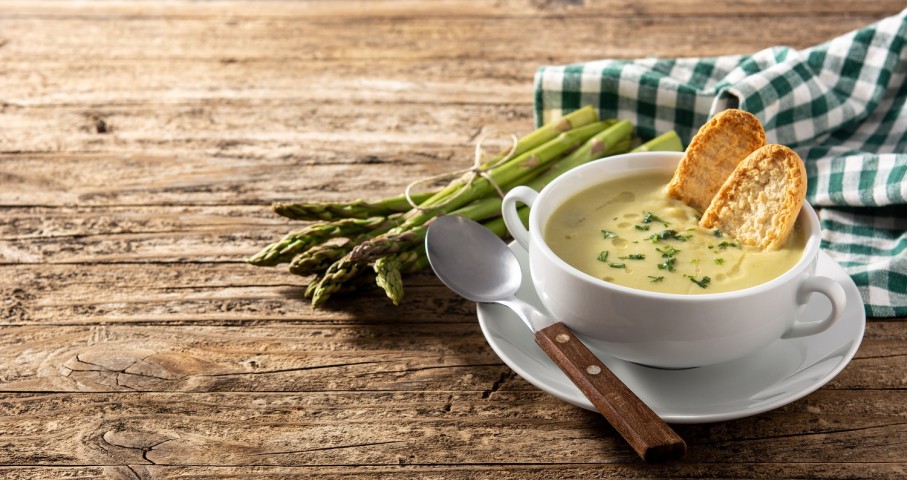 Spargelcremesuppe als Vorspeise im Frühlingsmenü Hochzeit
