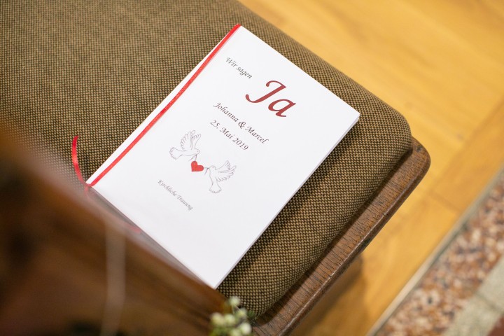 Kirchenhaeft auf Kichenbank mit einem großen