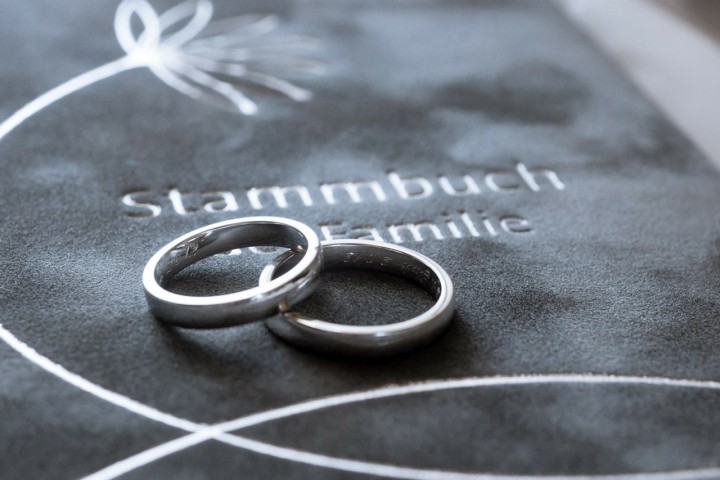 Eheringe liegend auf Stammbuch