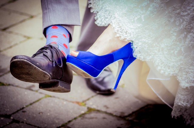 Braut und Bräutigam zeigen Schuhe